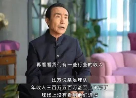 这时候，他低声问身边的宋荣誉：那个叶辰到底是什么来头？宋荣誉一直对叶辰非常不爽，只是不敢怠慢了他，此时眼见，孔家三少爷好像，对叶辰心怀不满，于是便顺水推舟的说道：这个叶辰是我们金陵比较出名的上门女婿，同时还是一个比较出名的风水先生，好像会点中医，所以人家都称呼他为叶大师。